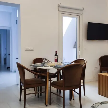 Mensaque Triana, 2 * Sevilha